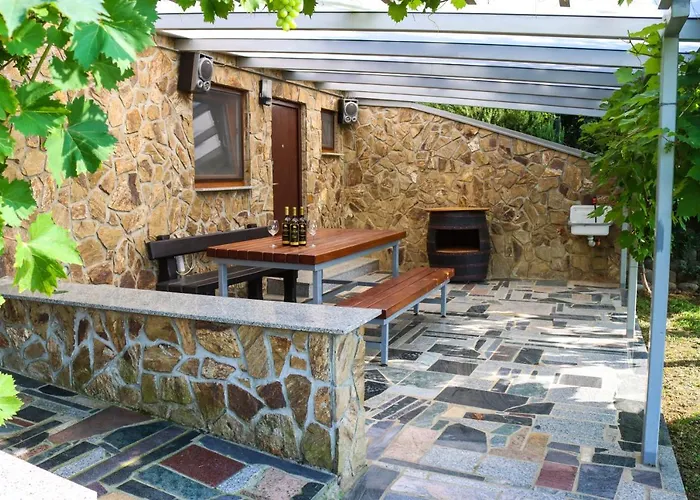 Pocitniska Hiska Pod Hadikom レンダヴァ